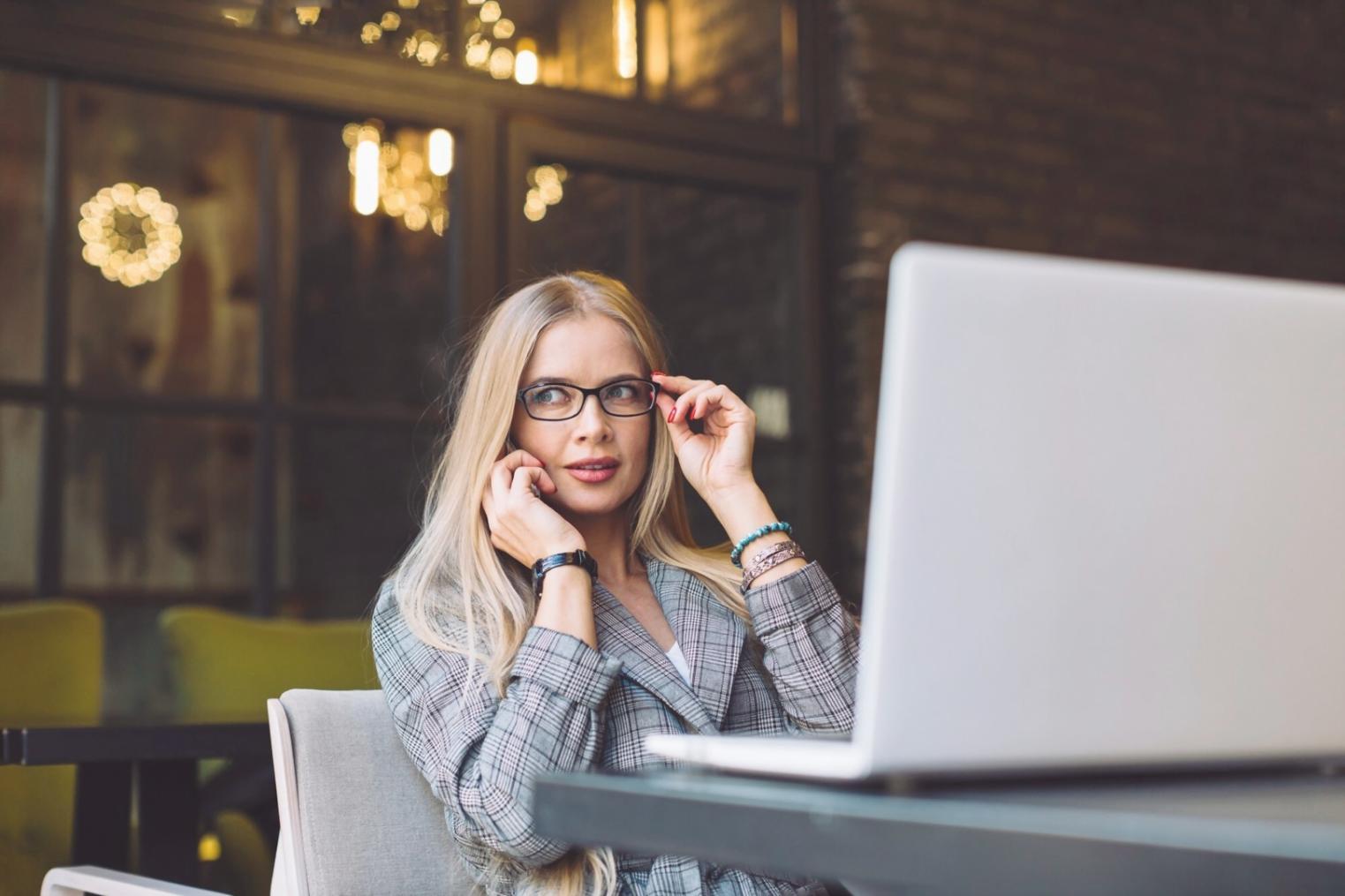 Deelnemers tijdens een financiële online sessie bij Brusselora